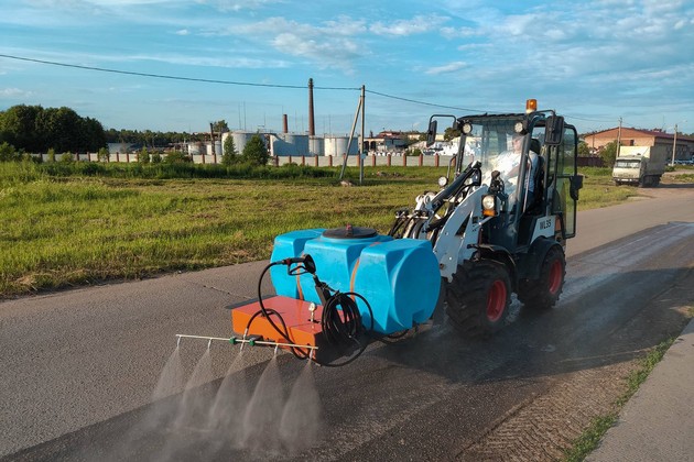 Чистим дорогу от пыли этим жарким летом